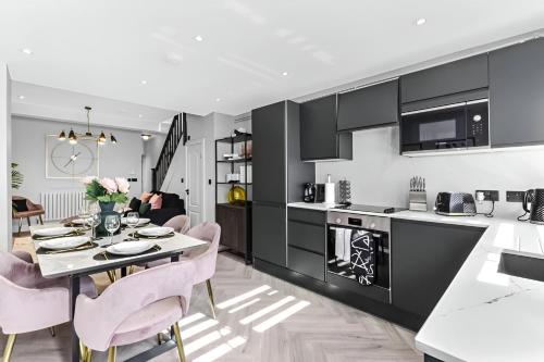 Η κουζίνα ή μικρή κουζίνα στο The Ultimate Hangout 4BR Modern House with Garden