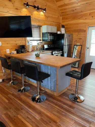 Dapur atau dapur kecil di FALL IS HERE! - 10 min to Parkway - Mt View- Hot Tub-Cozy Cabin