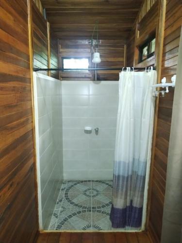 a shower with a shower curtain in a bathroom at Cabañas Los Laguitos Rio Celeste in El Achiote