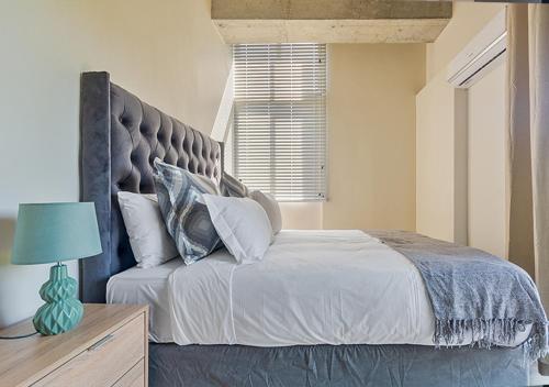 Ένα ή περισσότερα κρεβάτια σε δωμάτιο στο Sandton City Splendid Apartment 009 Power & Water Backup