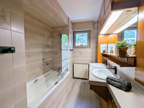 La salle de bains est pourvue de 2 lavabos, d'une baignoire et d'une baignoire. dans l'établissement LE VERTBRUCHE - Gîte avec superbe vue pour 15 pers, à La Bresse