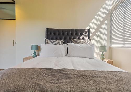 Ένα ή περισσότερα κρεβάτια σε δωμάτιο στο Sandton City Splendid Apartment 009 Power & Water Backup