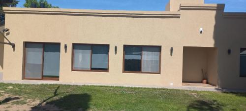 a building with windows on the side of it at Las margaritas in Esther