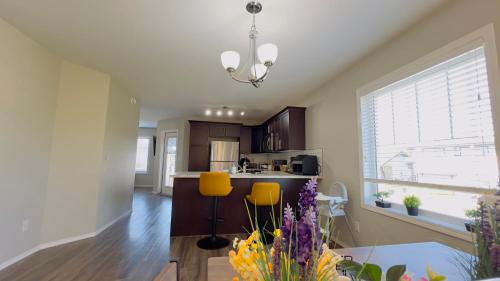 Dapur atau dapur kecil di Sylvan Lake Retreat I 122A Hinshaw Drive, Sylvan Lake