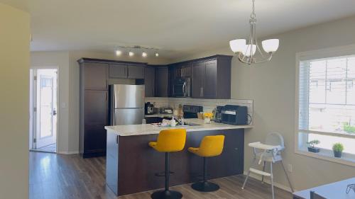 Dapur atau dapur kecil di Sylvan Lake Retreat I 122A Hinshaw Drive, Sylvan Lake