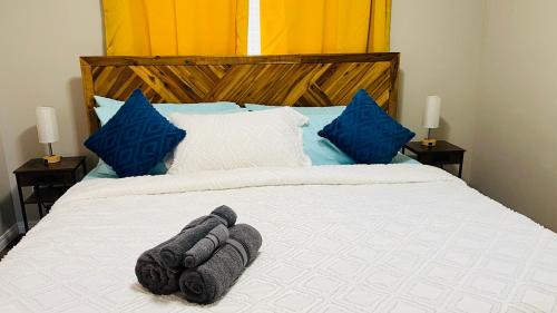 Katil atau katil-katil dalam bilik di Sylvan Lake Retreat I 122A Hinshaw Drive, Sylvan Lake