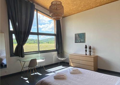 เตียงในห้องที่ Maison Contemporaine vue Mont Ventoux