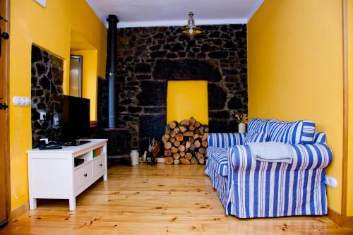 ポラ・デ・レナにあるLa casa'l cantirínのソファと暖炉のあるリビングルーム
