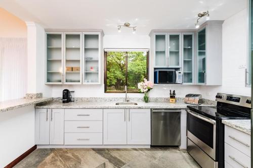 Gallery image of New Modern Villa Walking Distance to Beach in Ocotal