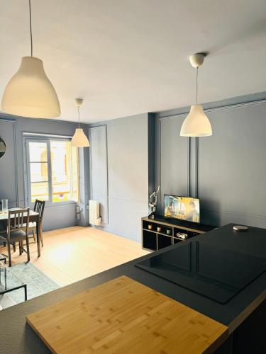 un salon avec une table et une salle à manger dans l'établissement Design and luxe hyper centre, à Bordeaux