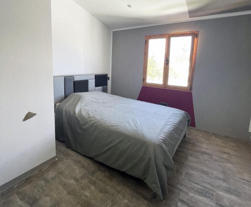 een slaapkamer met een bed en een raam bij Duplex Holidays Beach in San Bartolomé