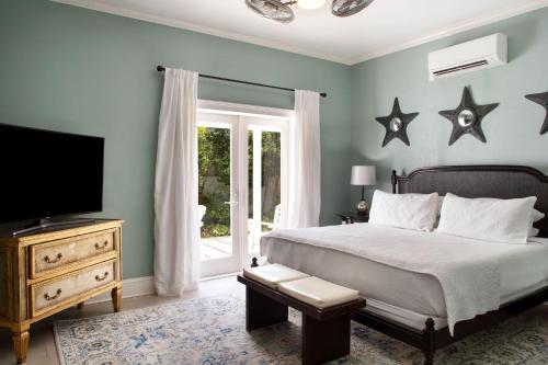 a bedroom with a bed with stars on the wall at The Gardens Hotel in Key West