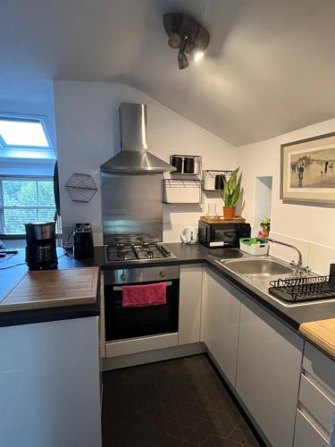 Kuchyň nebo kuchyňský kout v ubytování CAMDEN TOWN COSY apartment