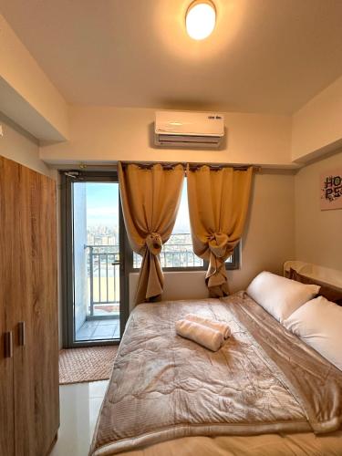 Ένα ή περισσότερα κρεβάτια σε δωμάτιο στο Condo unit in Quezon City Grass Residences Tower 5