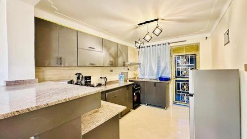 Una cocina o zona de cocina en Serenity LakeView 4BR Duplex Entebbe Close to Airport