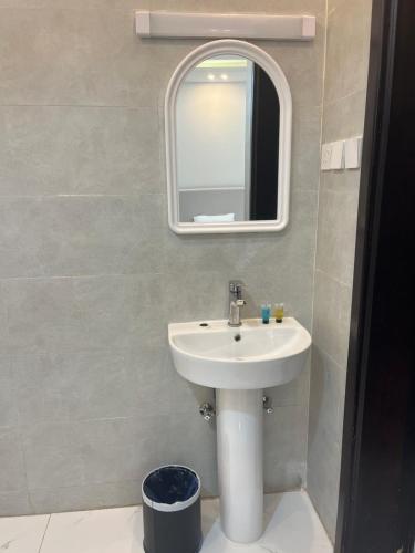 a bathroom with a sink and a mirror at الغاف للشقق المخدومة in Sarat Abidah