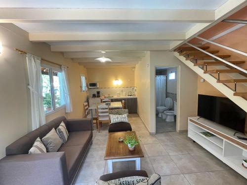 サン・カルロス・デ・バリローチェにあるDoña Emmaのソファと階段のあるリビングルーム