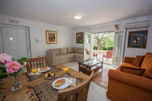 Posezení v ubytování Tatiana Luxury Apartment with Private Pool by Gigi Star