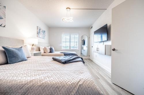 a bedroom with a large bed and a couch at One bedroom unit near Epic Universe and Universal, free parking in Orlando
