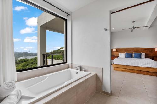 Postel nebo postele na pokoji v ubytování Ocean View Luxury Mountain Escape