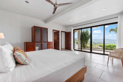 Postel nebo postele na pokoji v ubytování Ocean View Luxury Mountain Escape