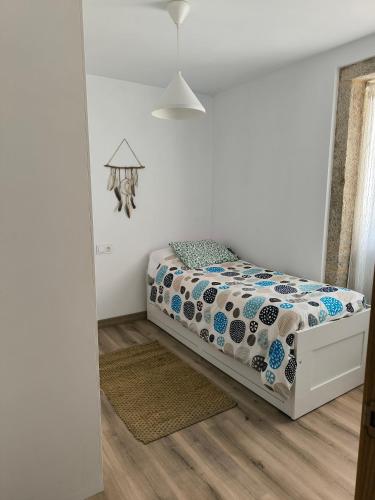 a bedroom with a bed in a white room at Casa tradicional en el Camino dos Faros Costa da Morte in Ponteceso