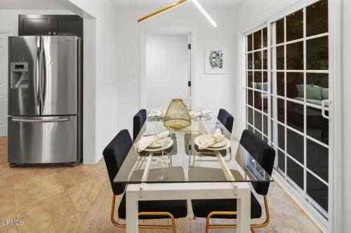 Un comedor con una mesa y un refrigerador. en Glendale Hills Hideaway, en Glendale