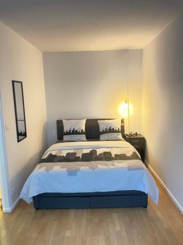 une chambre avec un grand lit dans une pièce dans l'établissement Charmant Studio Tete dor lyon, à Lyon