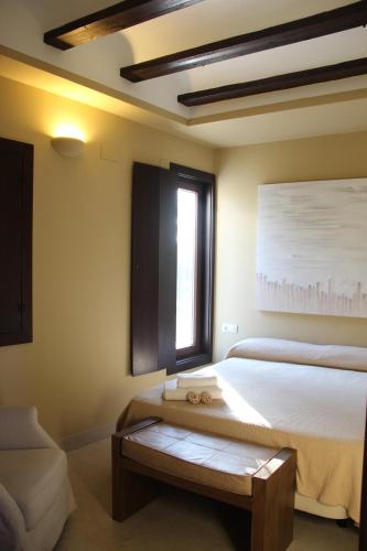 een slaapkamer met een bed en een raam bij Huerto del Medico in Reig