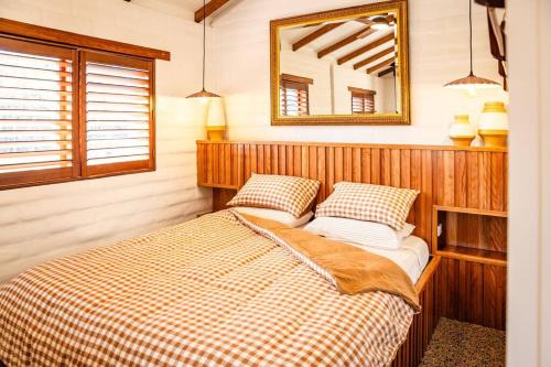 En eller flere senge i et værelse på Three Gums Mudbrick