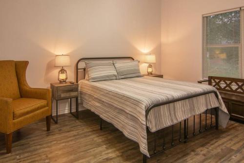 Ένα ή περισσότερα κρεβάτια σε δωμάτιο στο 3 Bedroom House 5 Min Walk to Square