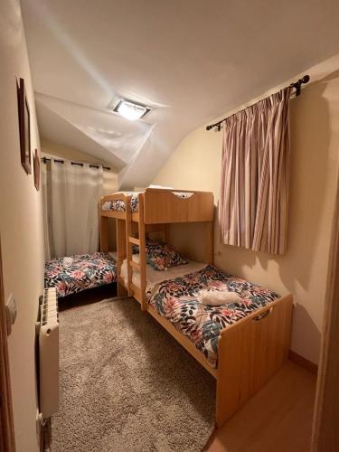 una habitación con dos literas y una ventana en BUENAVISTA zona media, en Sierra Nevada