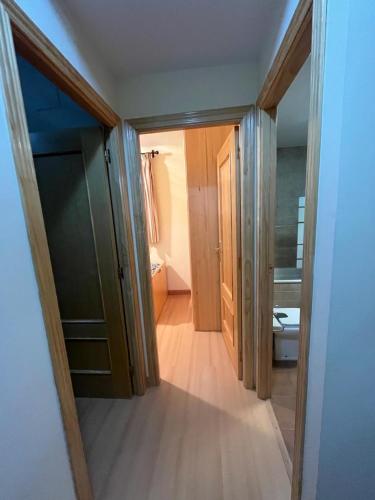 una habitación vacía con un pasillo que conduce a un baño en BUENAVISTA zona media, en Sierra Nevada
