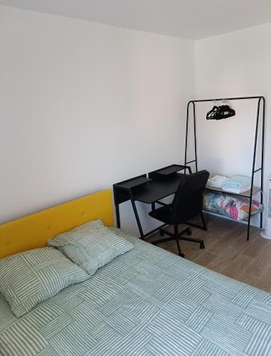 une chambre avec un lit, un bureau et une table dans l'établissement Ma vie Mes règles Mon havre de paix à 45 mn de Paris, à Dreux