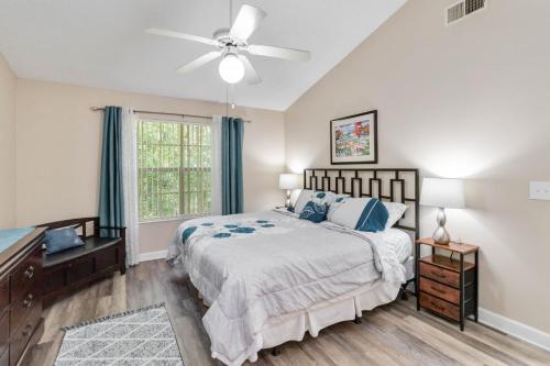 een slaapkamer met een bed en een plafondventilator bij Dream Condo in Kissimmee