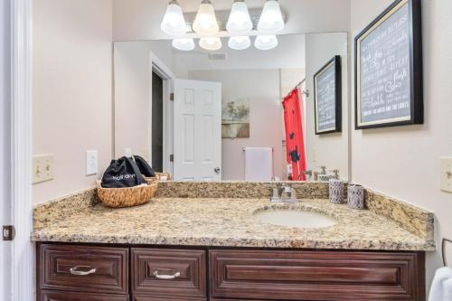 een badkamer met een wastafel en een grote spiegel bij Dream Condo in Kissimmee