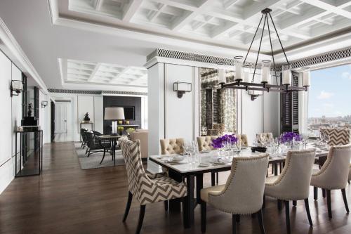 a dining room with a table and chairs at Bangkok Marriott Hotel The Surawongse in Bangkok