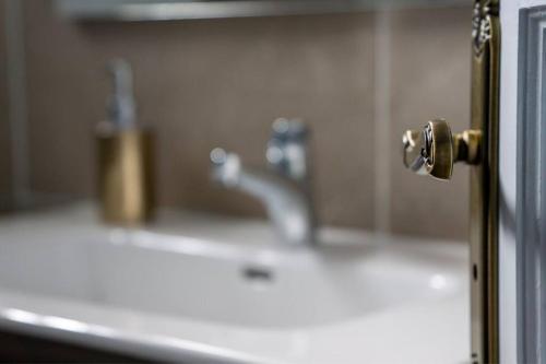 a bathroom sink with a faucet and a mirror at Kazalika in Marigot