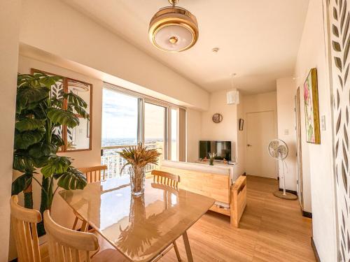 Spacious 1BR with Sunset view at The Celandine