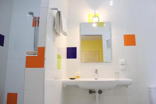 ein Bad mit einem Waschbecken und einem Spiegel in der Unterkunft Auberge Tinit in Er Rachidia