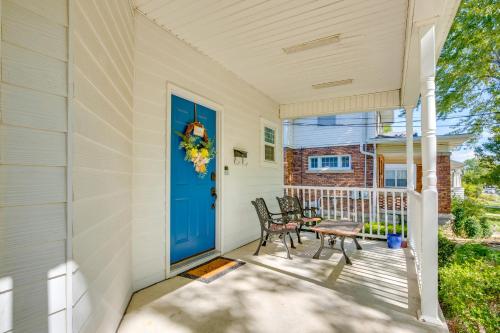 Balkoni atau teres di Warrensburg Home, Close to Downtown!