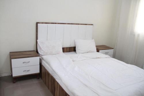 a bedroom with a bed with white sheets and pillows at Villa paradis in Niaga