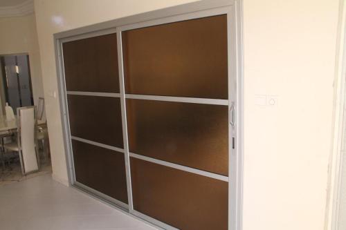 a sliding glass closet door in a living room at Villa paradis in Niaga