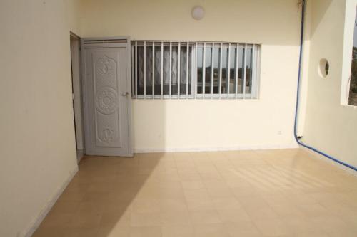 an empty room with a door and a window at Villa paradis in Niaga