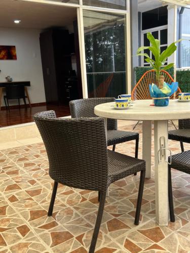 a table and chairs in a living room at Cómoda habitación en Coyoacán in Mexico City