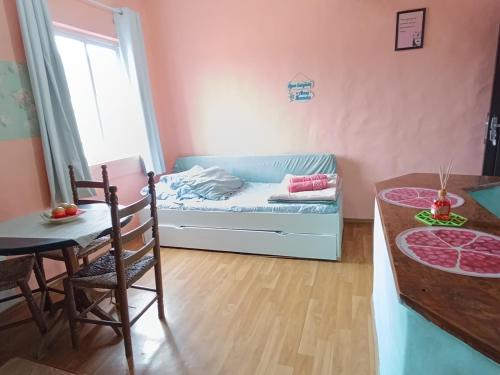 a small room with a couch and a table at Residencial María in Bombinhas