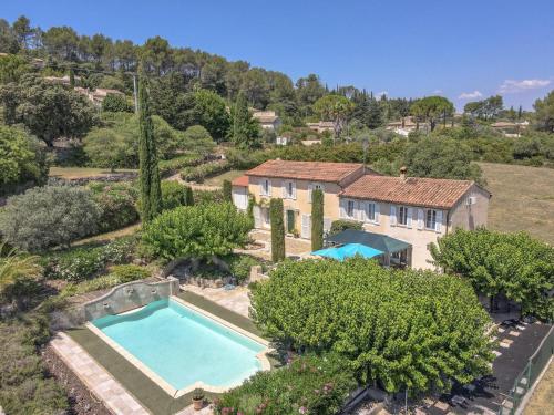 une vue aérienne d'une maison avec piscine dans l'établissement Mas de la Peirouard, à Lorgues