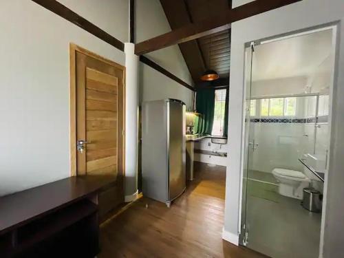a large bathroom with a refrigerator and a toilet at Loft 205 em frente à Vila Germânica- Villa Haus in Blumenau