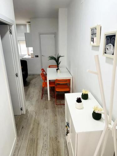a living room with a table and a dining room at Apartamento TH Sanse Centro in San Sebastián de los Reyes