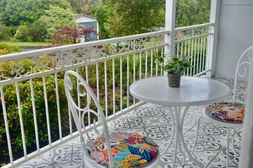 a white balcony with a table and chairs on a porch at Charming Mountain Escape Katoomba in Katoomba